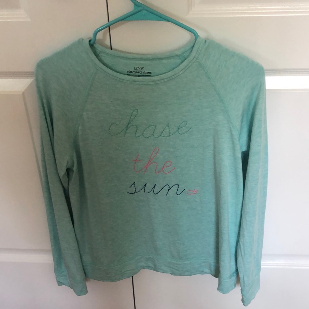 Vineyard Vines “chase the sun” stretchy pull over